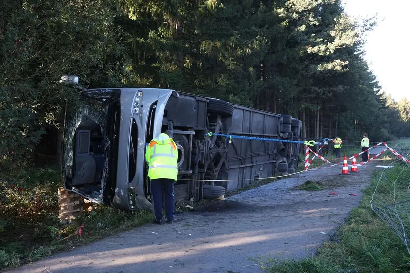 Münih yakınlarında yaşanan ağır bir kaza: Turistleri taşıyan bir otobüs devrilmiş, iki kişi hayatını kaybetti.
