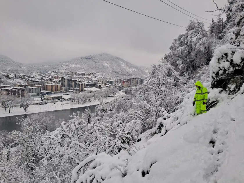 Mali Zvornik'ta vatandaşlar dört gündür elektriksizlik nedeniyle yolu trafiğe kapattı