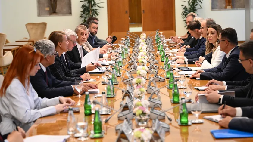 Sırbistan ve Çek Cumhuriyeti delegasyonları arasında plenar bir toplantı yapılıyor.