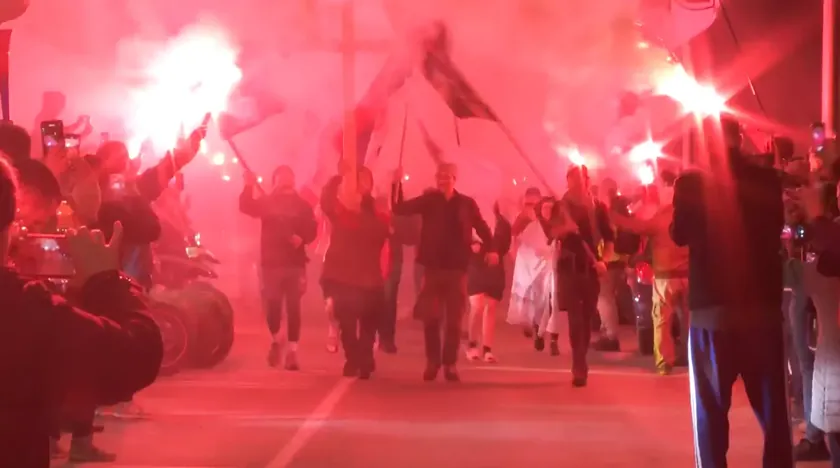 Sırbistan'ın Bujanovac kentinde öğrenciler ve vatandaşlar Vranje'den yürüyenleri karşıladı