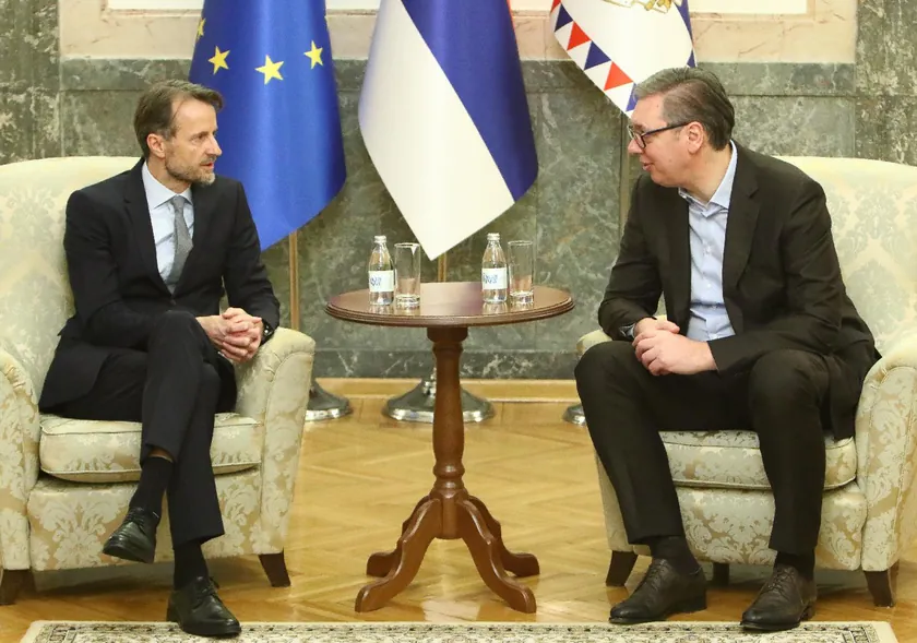 Sırbistan Cumhurbaşkanı Vučić, Avrupa Birliği İletişim Üssü ile görüştü