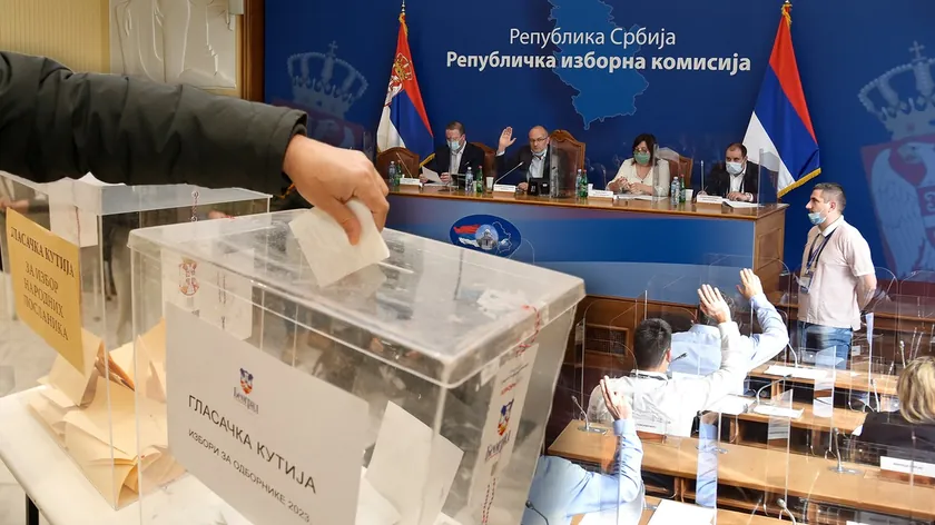 Sırbistan'da yapılan seçimlerde kabinler ve perdeler kullanılacak.