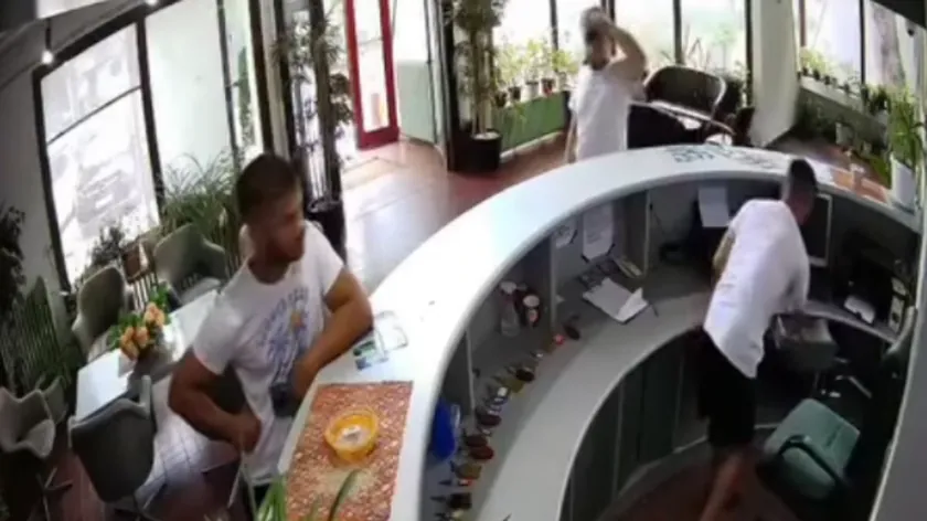 Sırbistan'da bir motelde yaşanan hırsızlık olayı güvenlik kameraları tarafından kaydedildi.