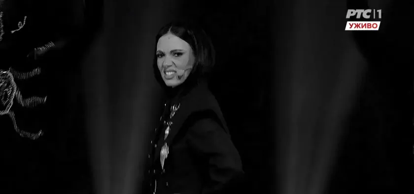 Sırbistan'daki PZE'de Milica Burazer Sahne Gösterisi ve Stiliyle Dikkat Çekti