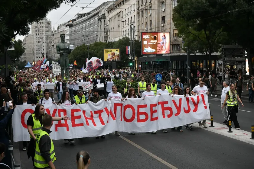 Evropske Demokratik Parti, öğrenci protestosu sırasında imzaların sunulmasının demokrasi kutlaması olduğunu belirtti.