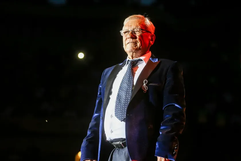 MilanÄe RadosavljeviÄ konserinde ağladı ve müziği durdurdu.