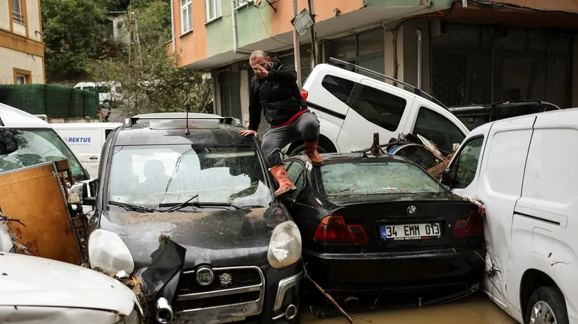 İstanbul'da son 80 yılın en şiddetli seli: Can kaybı 4'e yükseldi