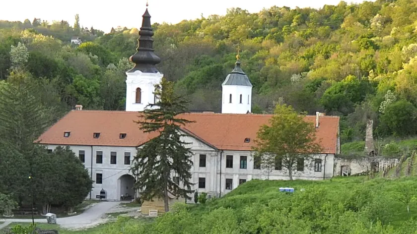 Fruška Gora'daki Kuveždin Manastırı'nın kubbesindeki güvercin figürü dikkat çekiyor