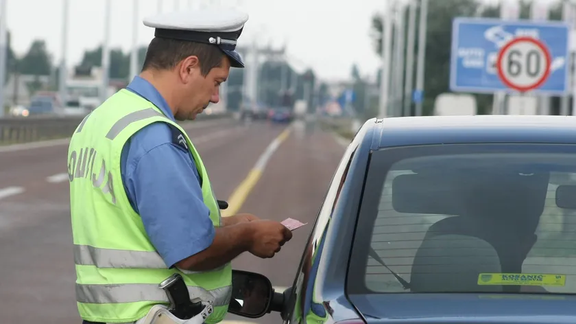 Sırbistan polisi sıkça durduğu otomobil markaları BMW, Audi, Opel, Volkswagen ve Lexus.