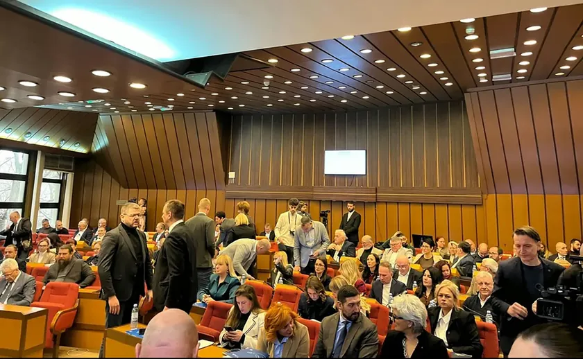 Sırbistan'ın Novi Sad kentinde muhalefet polisiye şiddet teklifine itirazla meclisi boykot etti.