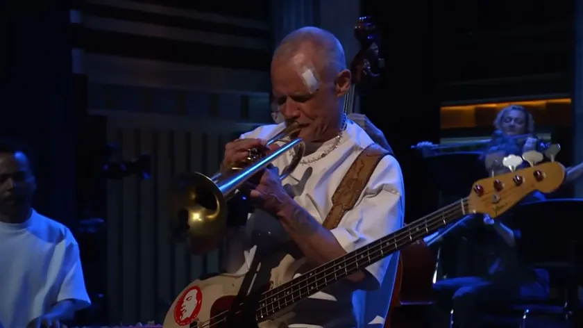 Red Hot Chili Peppers'ın basçısı Flea, son sakatlığının ve ilk solo albümünün ardındaki gerçeği açıkladı