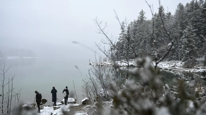 Almanya Eibsee Gölü'nde buzun kırılmasıyla suya düşen üç kişi kurtarıldı