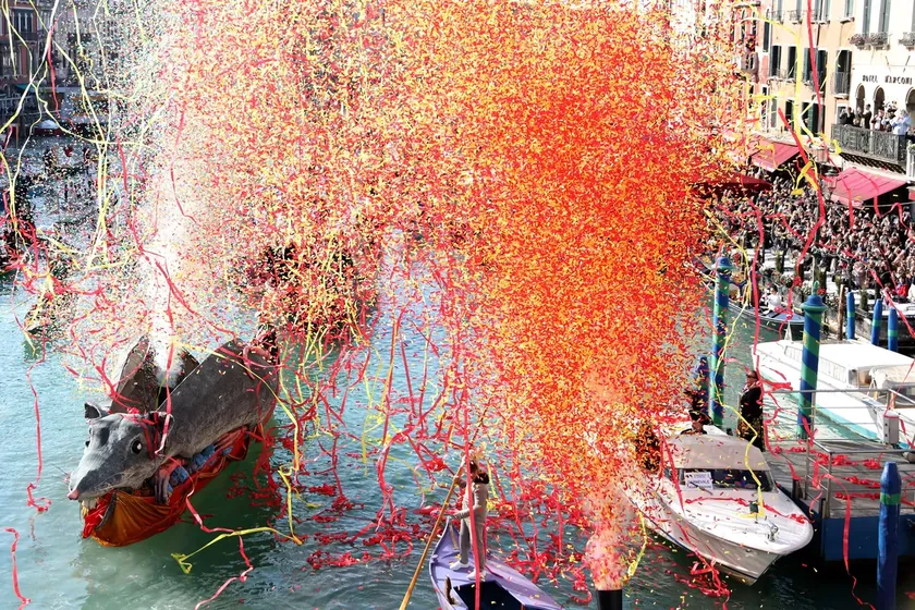 Venedik Karnavalı Olimpik temayla coşkuyla başladı, Büyük Kanal'da renkli gösteriler sahnelendi.