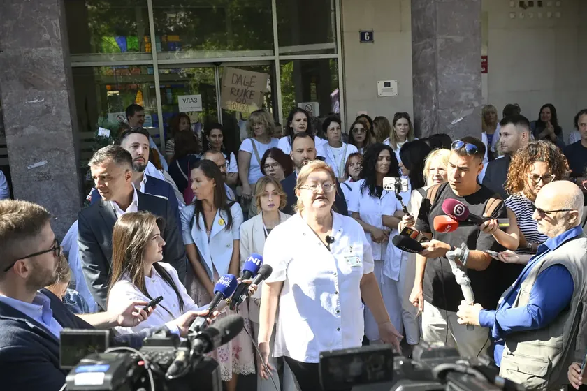 Sırbistan Cumhurbaşkanı Aleksandar Vučić ile Apoteke Beograd çalışanları arasındaki görüşme sonunda tüm talepler karşılandı.