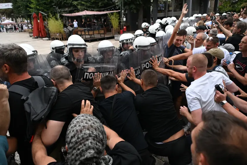 Sırbistan'ın Uzice kentinde geçen hafta yaşanan olaylar sonrası sabah sakin bir ortam hakim oldu.