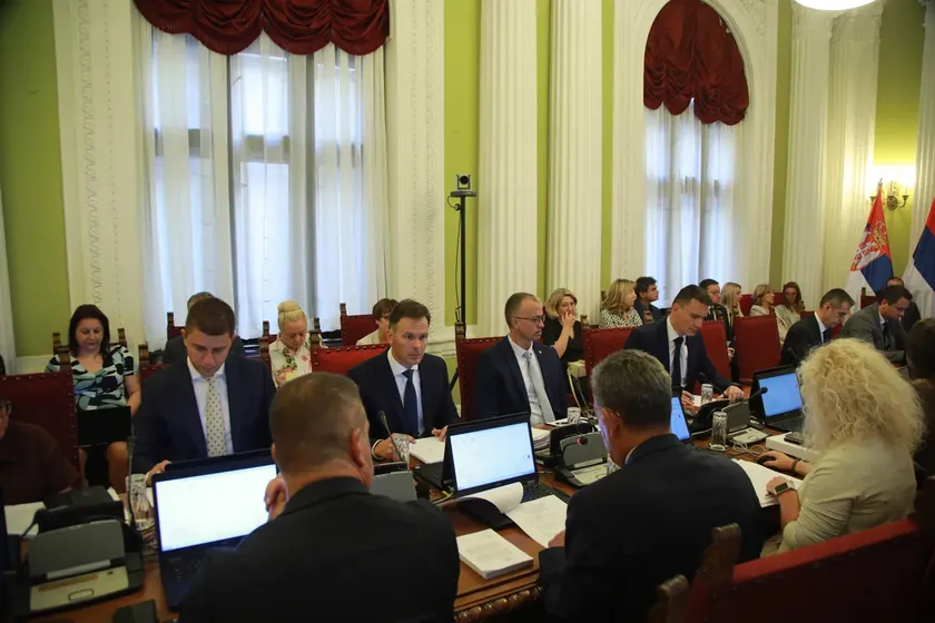 Sırbistan Mali Bakanı Siniša Mali, bütçe revizyonunu savunurken muhalefet "oy satın alma girişiminin" bir örneği olduğunu söyledi.