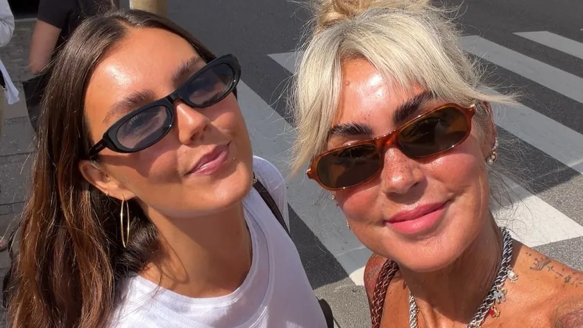 60 yaşında vey 60 kadar dövme sahip bir kadın Astrid Zigen-Holt, genç görünmesiyle dikkat çekiyor.