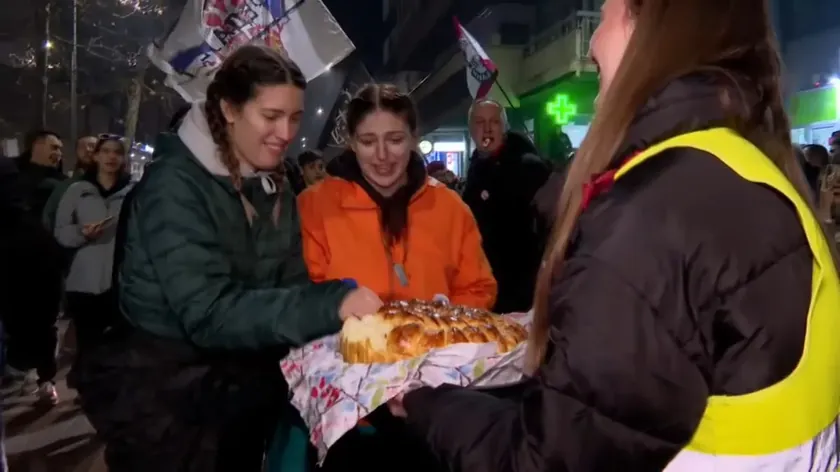 Sırbistan Valjevo'da öğrencilere meşalelerle coşkulu ve duygusal bir karşılama töreni yapıldı