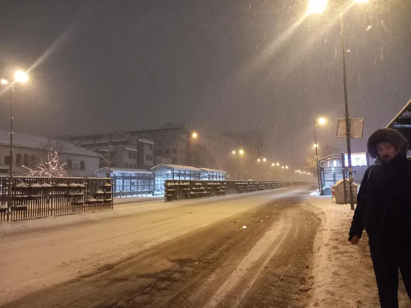 Devrimci kaza: Otobüsün çarptığı genç kız ağır yaralandı, acil servise kaldırıldı