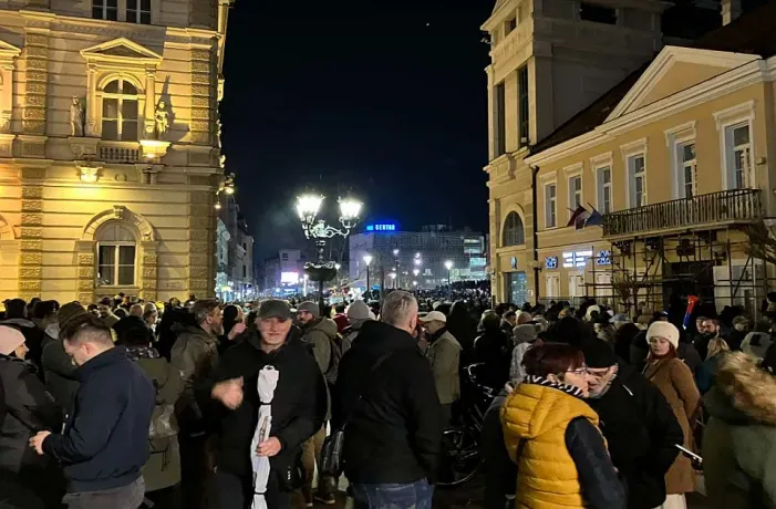 Novi Sad'daki protestoda öğrencilere saldırı: Polis müdahale etmediği belirtildi