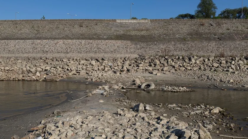 Sırbistan'da Dunav Nehri'nin Drastik Şekilde Gerilemesiyle Eski Kalıntıların Açığa Çıkması