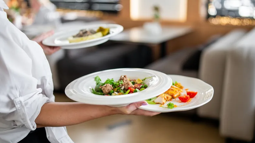 Dalmaçya'da Turizm Sezonu Yaklaşırken Çalışan Talebi Artıyor, Maaşlar Yükseliyor