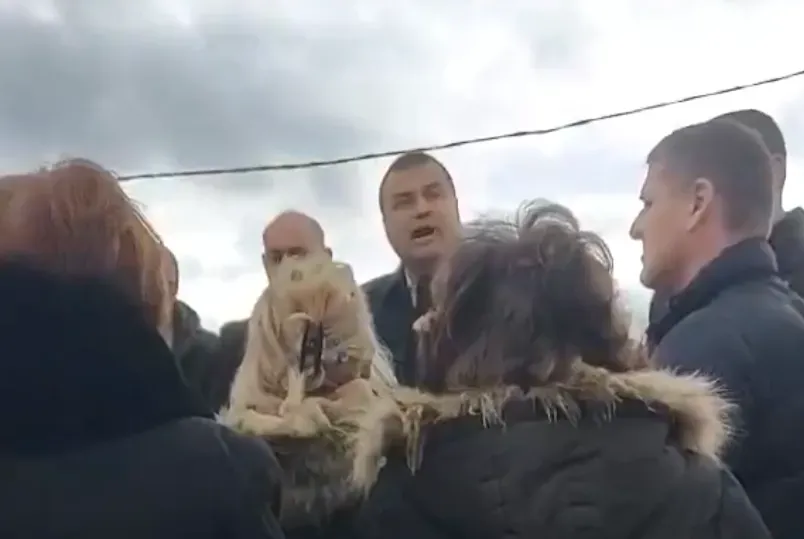 Sırbistan Žitorađa'da tanınmış bağcı Marko Milenković Dubovo'da halk tarafından protesto edildi