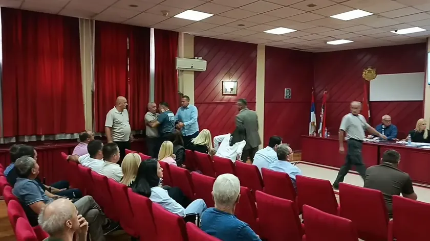 Sırbistan'ın Kurşumlije belediye meclisinde yaşanan olaylar tartışma konusu oldu.