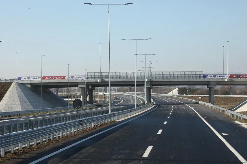 Sırbistan'da Moravski Koridoru'nun yeni bölümü yoğun araç trafiği ile hizmete girdi