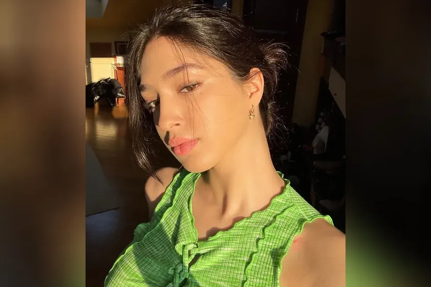 Sırp şarkıcısı Dina Džinović, lüks bir tatil beldesinde keyifli vakit geçiriyor Plajda 15.000 euro değerindeki çantayı sergiledi FOTO