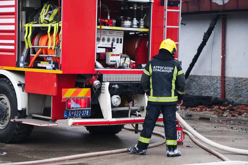 Sırbistan Smederevo'da tırların çarpışması sonucu bir kişi araçta mahsur kaldı.