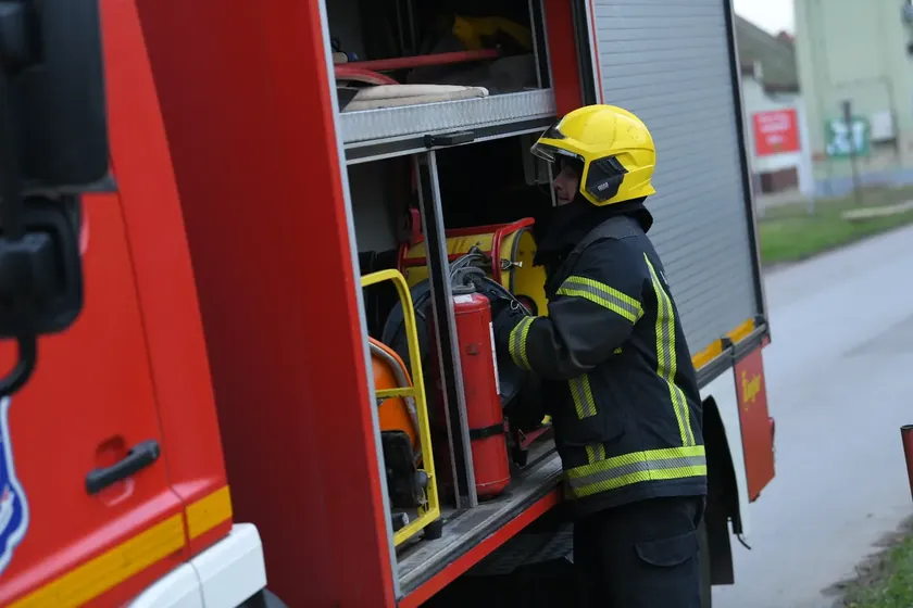 Breznica'da çıkan yangın 3.500 hektara orman yakmış 12 köy elektriksiz kaldı, ordu da müdahale etti