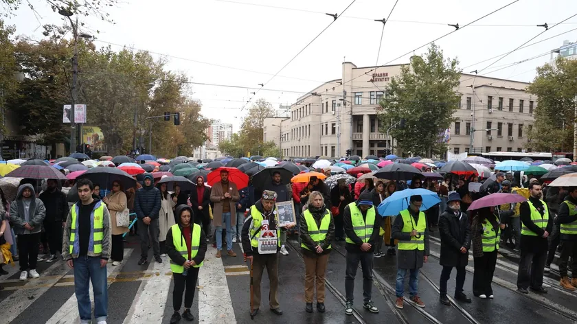 Belgrad'da Hukuk Fakültesi önünde 16 dakikalık son sessiz anma ve 16 beyaz gül bırakıldı