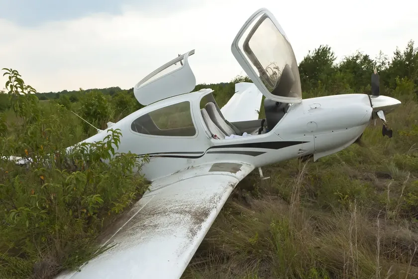 Vinkovaca yakınlarında küçük bir uçak düştü, pilot hayatını kaybetti.