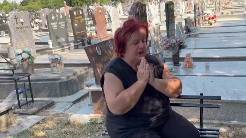 Ružica, hastalıg erkek kardeşini desteklemek için mezarlığa çalışıyor.