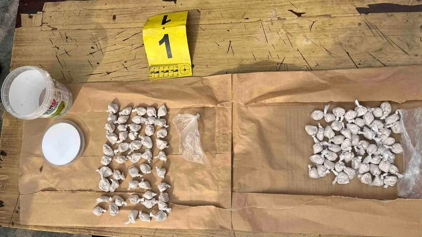 Belgrad polisi, uyuşturucu ticareti zanlısının evinde 99 paket eroin ele geçirdi