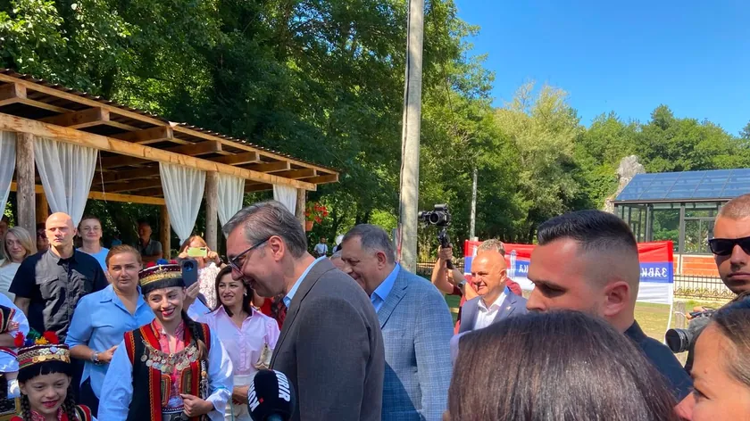 Sırbistan Cumhurbaşkanı Aleksandar Vučić, Çipuljićler'deki yenilenmiş ailesi evinde özel bir etkinlik düzenleyeceğini duyurdu.