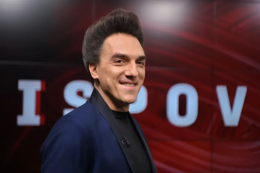 Sırbistan'da sanatçı Slobodan Trkulja ikonik saç modelinin hikayesini anlattı.