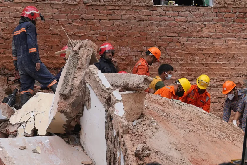 Nju Delhi'de beş katlı bir binanın yıkılması sonucu en az biri hayatını kaybetti.