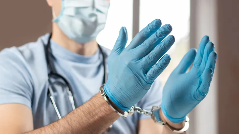 Sırbistan'da sahte doktor yakalandı Bulgar uyruklu adam çocuklara "acil ameliyat" bahanesiyle binlerce euro aldı