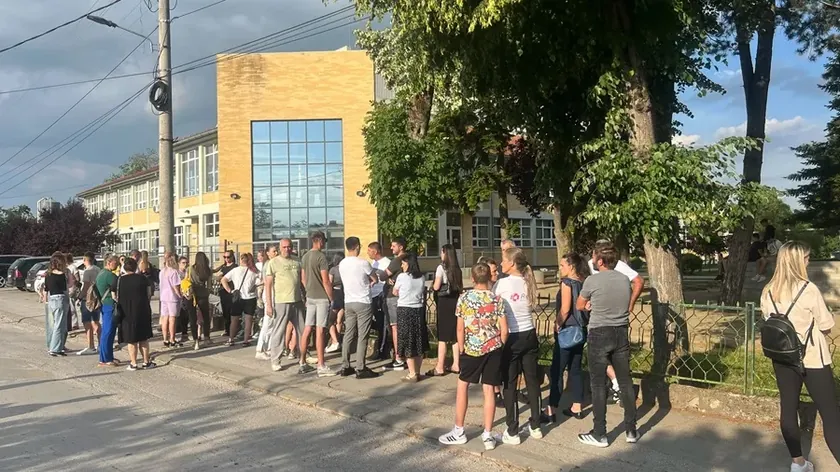 Sırbistan'daki bir okulda yaşanan olaylar kamuoyunda büyük yankı buldu.