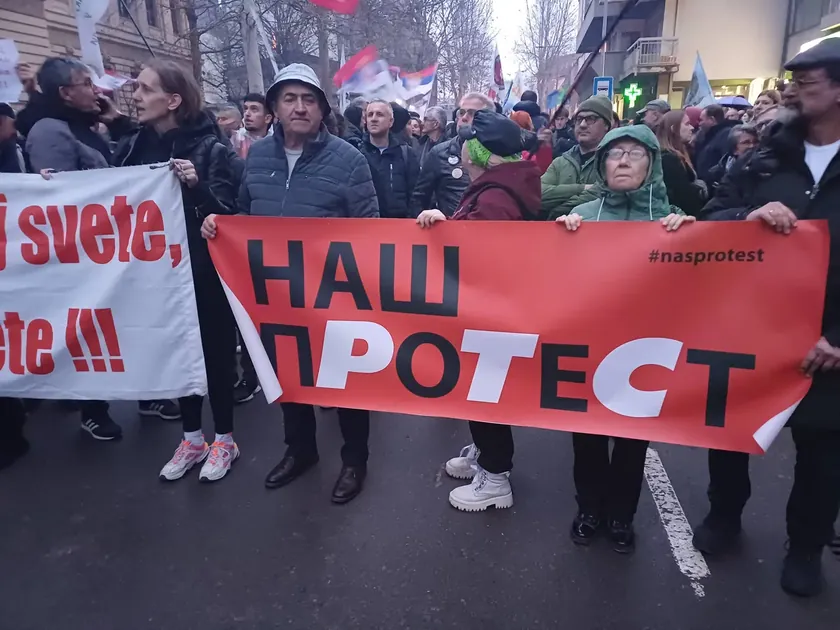 Sırbistan'ın Valjevo kentinde düzenlenen "Valjevo Hatırlıyor" protestosu binlerce kişiyi topladı.