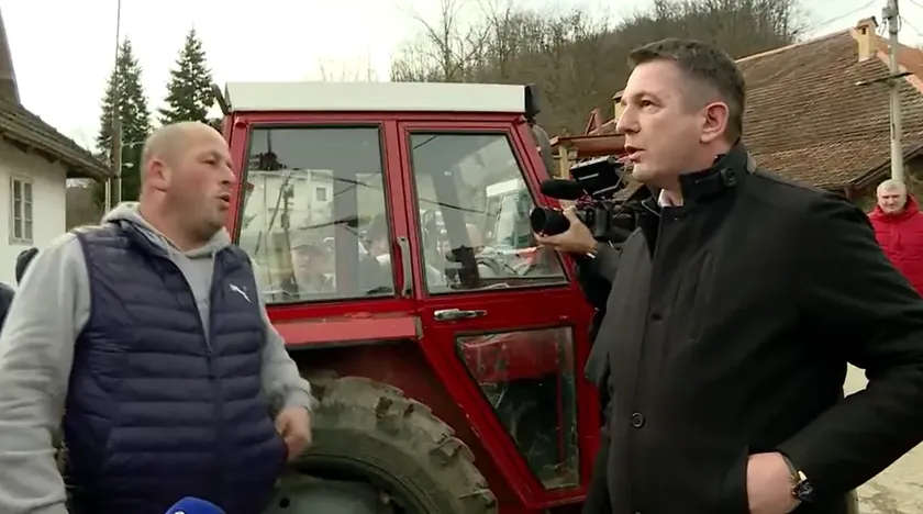Sırbistan Gornji Milanovac Belediye Başkanı Vrbava köyünde çiftçilerce protesto edildi