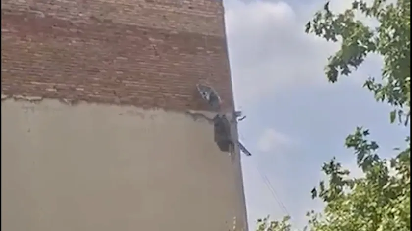 Sırbistan'ın Novi Sad Şehrinde Binadan Atılan İnşaat Atıkları Tehlike Oluşturdu