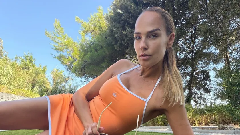 Marijana Mateus, mini bir elbiseyle parkta yoga yaparak zayıf hatırasını ortaya koydu.