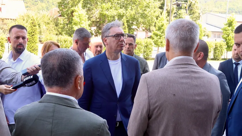 Sırbistan Cumhurbaşkanı Aleksandar Vučić, Luçani'deki Kaona-Luke yolu çalışmalarını inceledi.