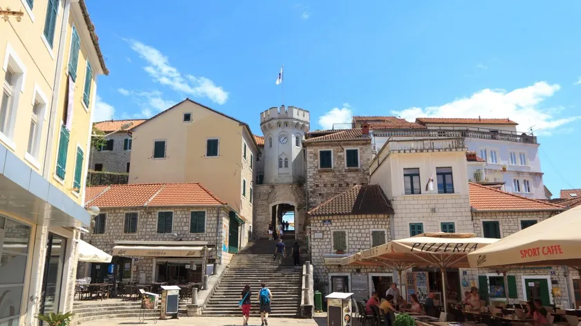 Herceg Novi'de park yerinde bulunan bir kadına gelen mesajlar dikkat çekti.