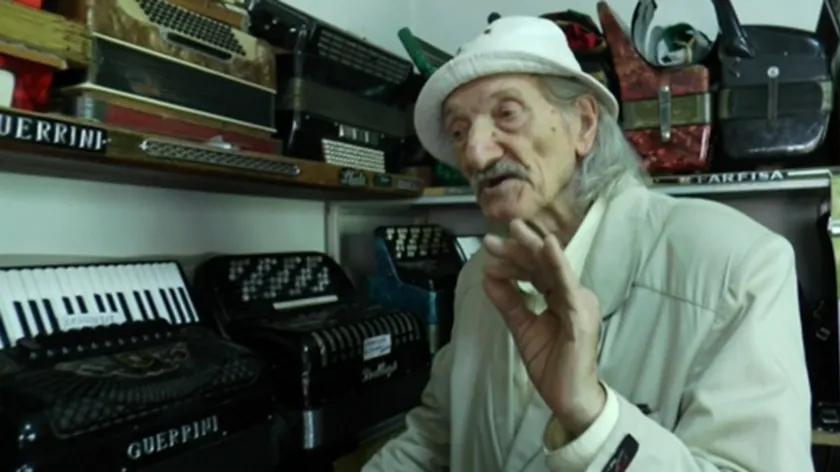 Sırbistan'ın Çačka şehrinde yaşayan 93 yaşında Miodrag Bajić harmonikada usta.