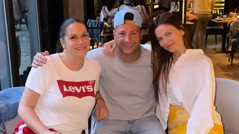 Sırp şarkıcısı Silvija Nedeljković ve eşi futbolcu Saša Stamenković blizanç çocuklarına kavuştu.