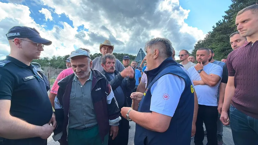 Sırbistan Sjenica Goveđak çöp depolama alanında mahalle sakinleri ve polis gerilimi